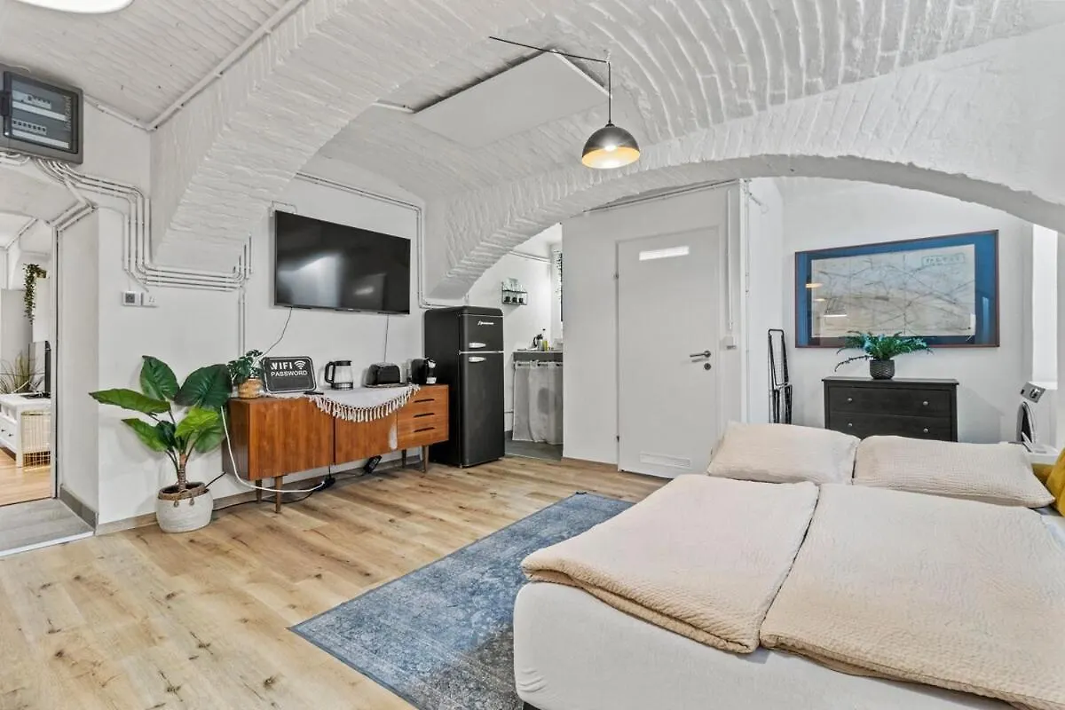 6 Minutes To S-Bahn I Souterrain Loft I Wifi Apartment Vienna